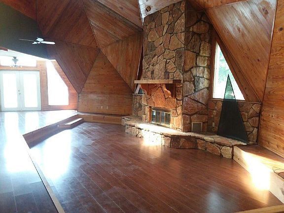3rd image of 245 Edgemont Ct