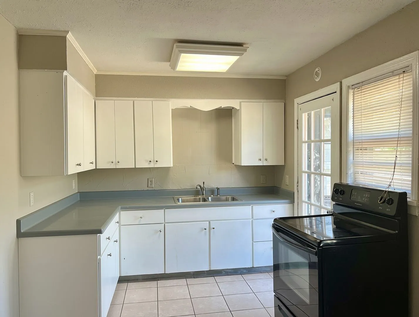 Three-bedroom home near Lake Hefner — Photo 3
