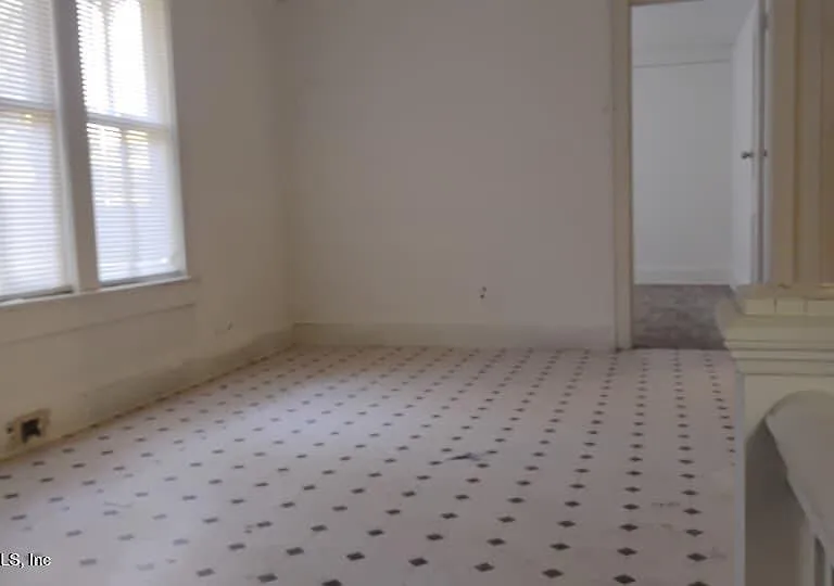 1104 Tyler St — Photo 3