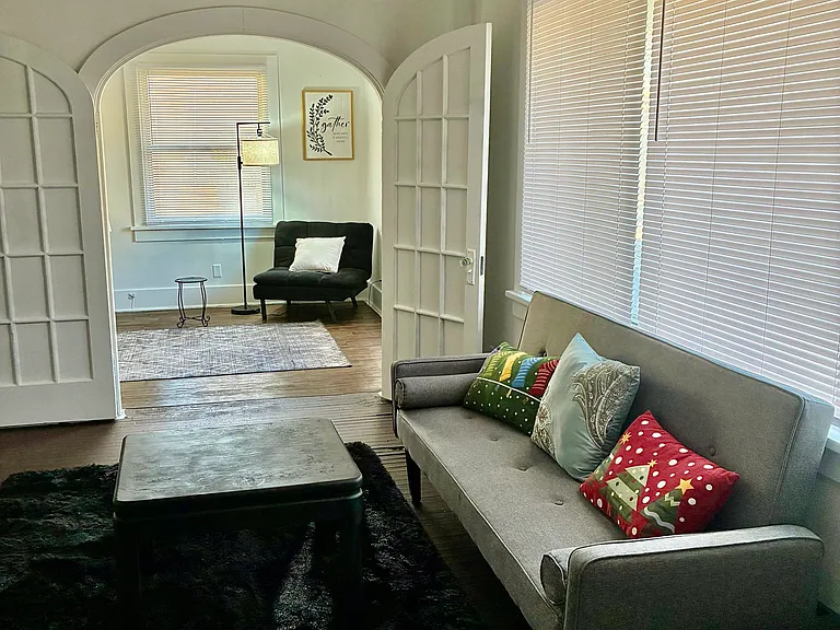 401 W Elliott Ave — Photo 3