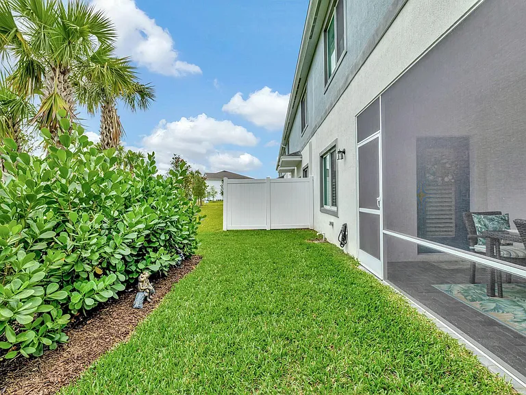 601 NE Waters Edge Ln — Photo 8
