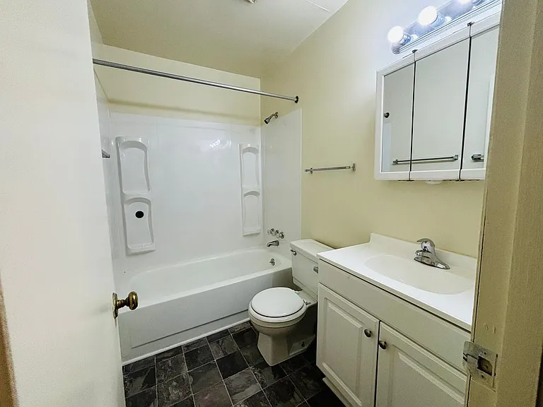 124 Camelot Ct — Photo 8