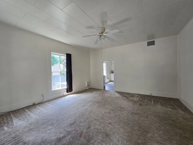 228 SE Pitzer St — Photo 3