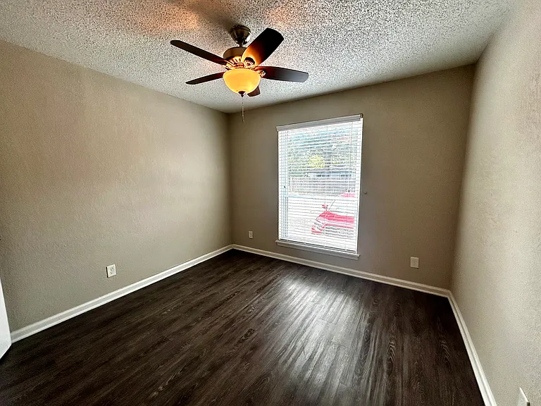 2401 Manor Rd #109 — Photo 13