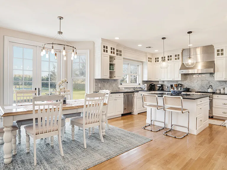 84 Tuckahoe Ln — Photo 8