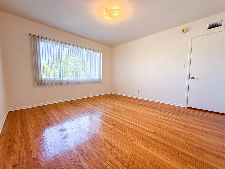 1033 S Holt Ave — Photo 12