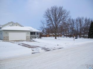 1014 Par Tee Dr, Hartford, SD 57033