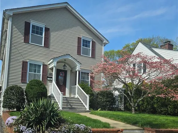 215 Bourne Ave E, Rumford, RI 02916