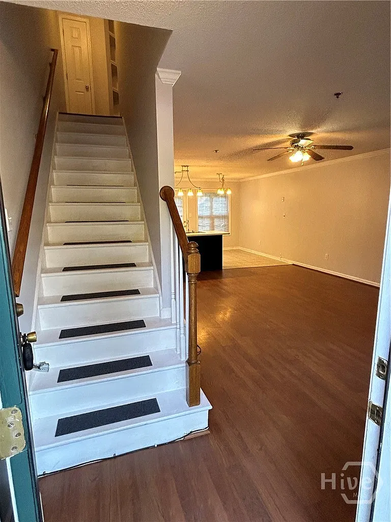 637 Huntington Rd — Photo 3