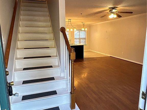 3rd image of 637 Huntington Rd