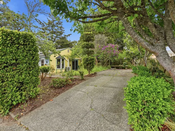 1691 Grant St, North Bend, OR 97459