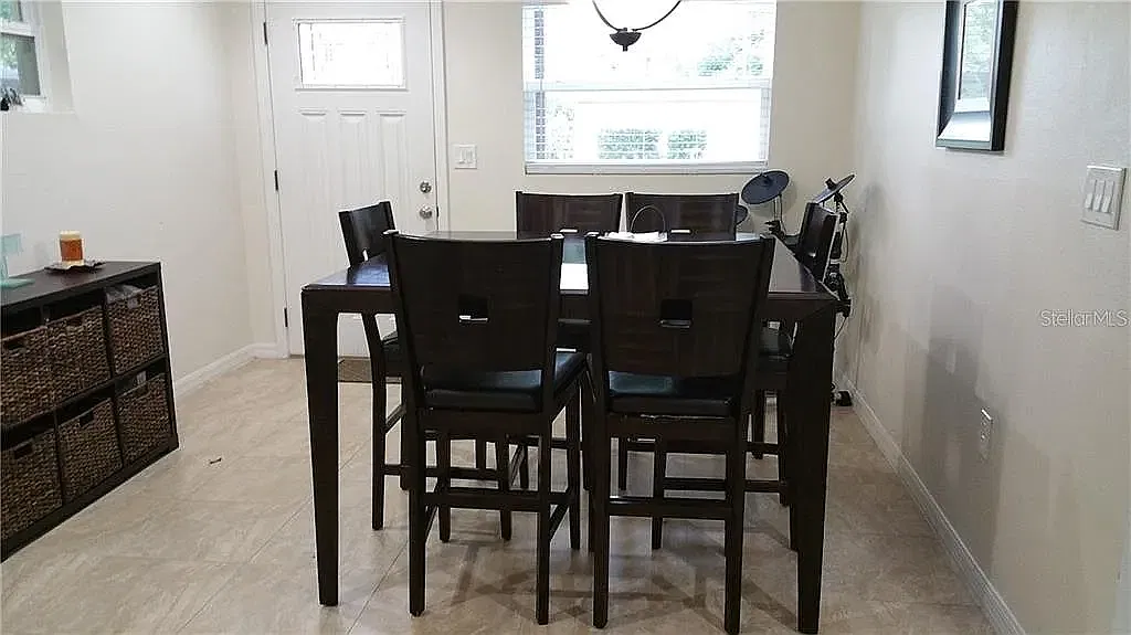 3 bed, 1200 sqft, $2,100 — Photo 2