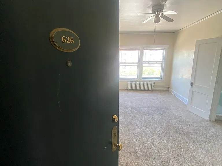 Oak Grove Apartment Hotel — Photo 22