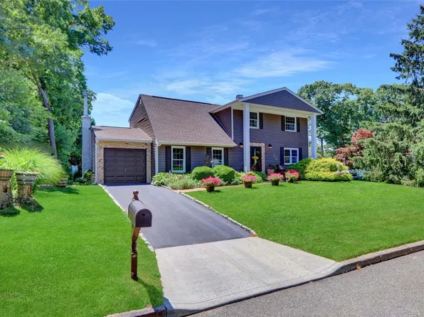 26 Amber Lane, Coram, NY 11727