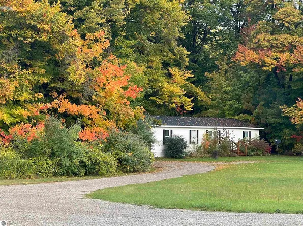 11882 S Us Highway 31, Williamsburg, MI 49690