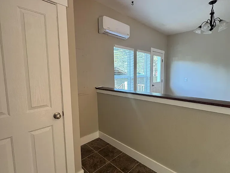 285 Browne St — Photo 11