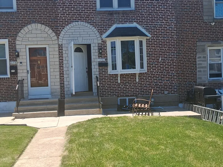 1080 Stratford Rd — Photo 1
