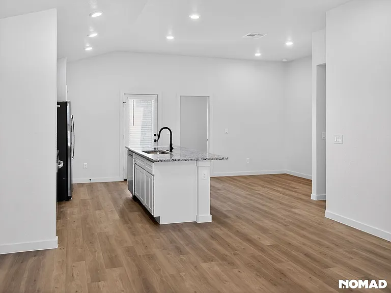 2152 Langford Ave — Photo 3