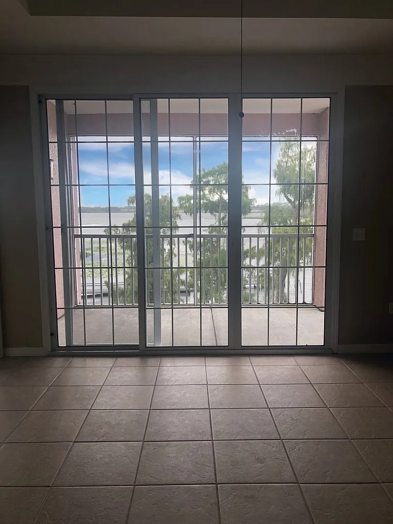 Lake View Upgraded Beautiful 2 Bed 2 Bath Condo With Garage In Metrowest — Photo 3