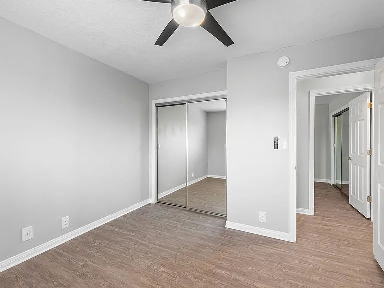 Four Seasons Apartments — Photo 7