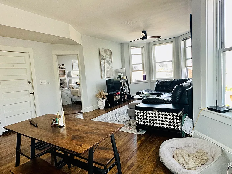 819 N Rockwell St #3 — Photo 4