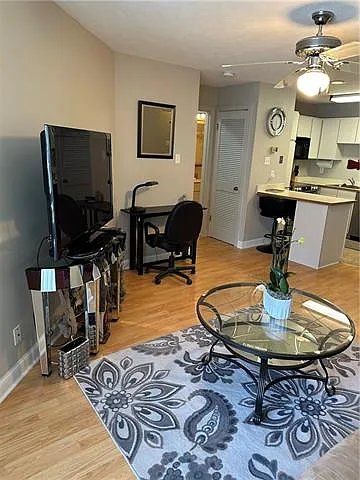 1 bed, 1.0 bath, 672 sqft, $2,100 — Photo 3