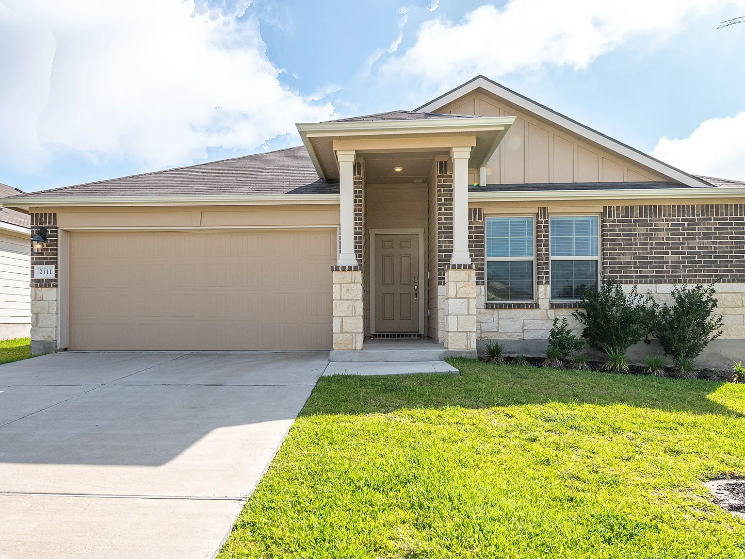 3 bed, 1370 sqft, $2,000 — Photo 2
