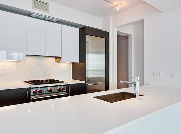 4th image of 1201 S Prairie Ave APT 1904