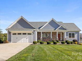 490 Mapleton Ln, Columbus, NC 28722