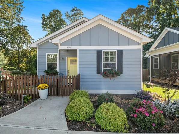 304 Cottage Ct, Ball Ground, GA 30107