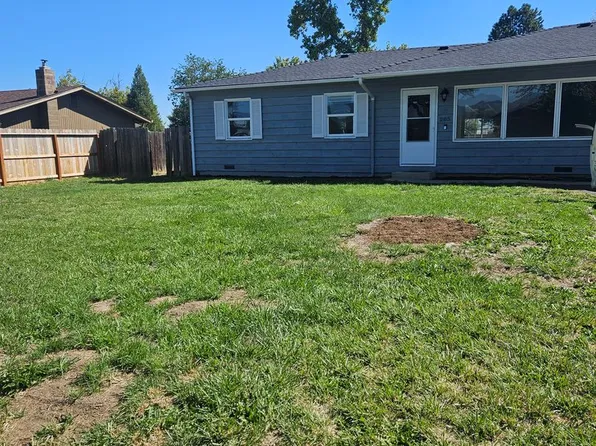 285 Clover Ln, Medford, OR 97501