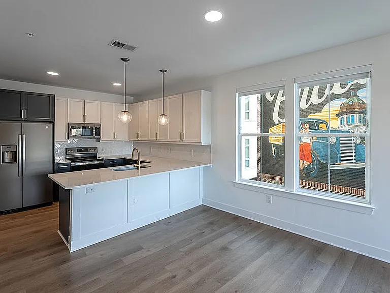 4 West — Photo 16
