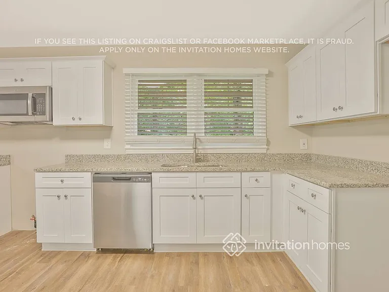 1554 N Columbia Pl — Photo 8