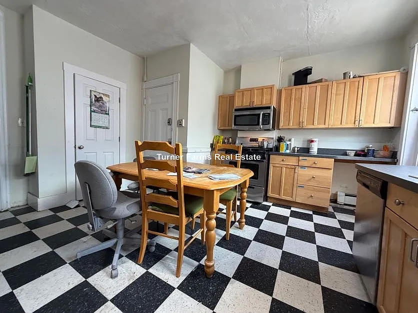 4 bed, 1.5 bath, 9999 sqft, $4,000 — Photo 1