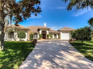 18 Lakeshore Dr, Yalaha, FL 34797