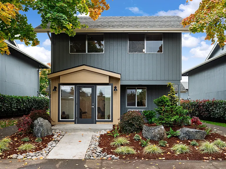 The Lindale | Exterior Leasing Office