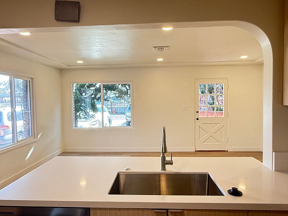 5th image of 576 Garrett Ave