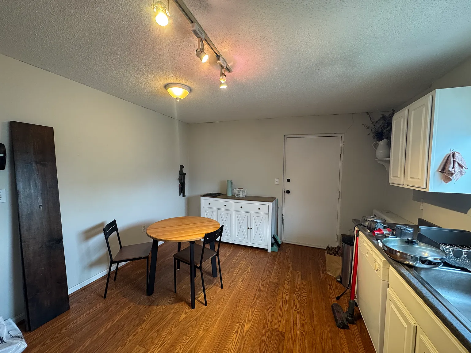 2 bed, 1.0 bath, 9999 sqft, $3,000 — Photo 2