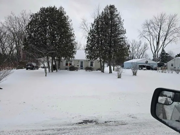 3821 Myrtle Rd, Lakeport, MI 48059