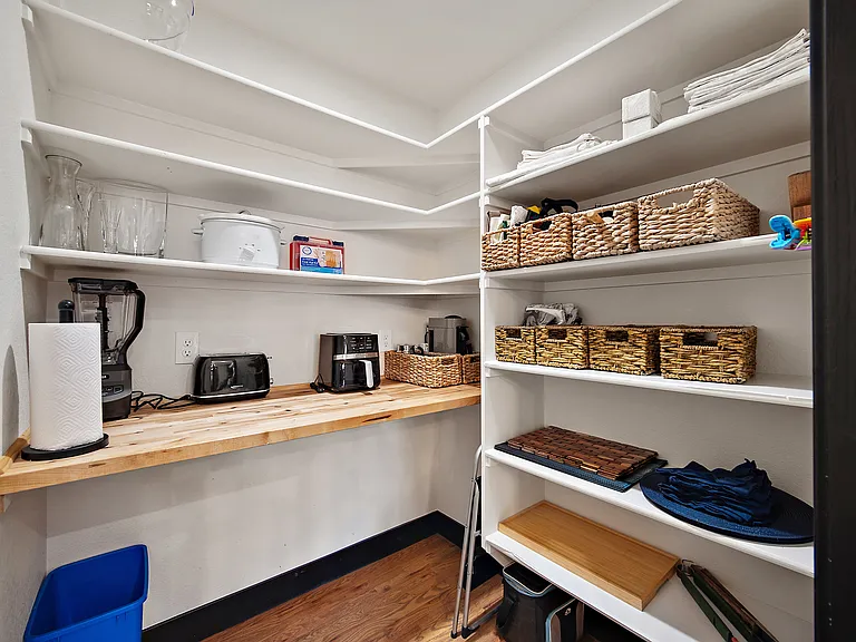 +2nd floor
+Kitchen
+Appliances new as of 2025
+Walk-in pantry