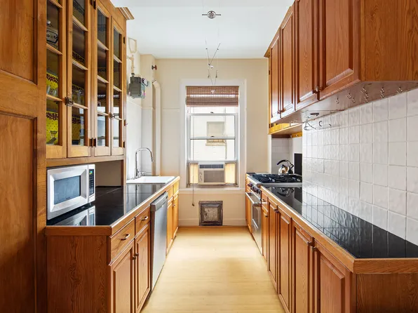 150 East 49th Street image 2 of 3