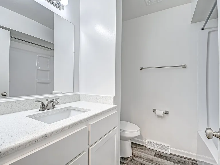 Woodside_TownHouse_UpstairsBath