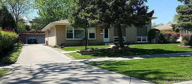 210 Crescent Dr photo 1