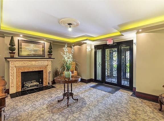 3rd image of 4540 Lindell Blvd