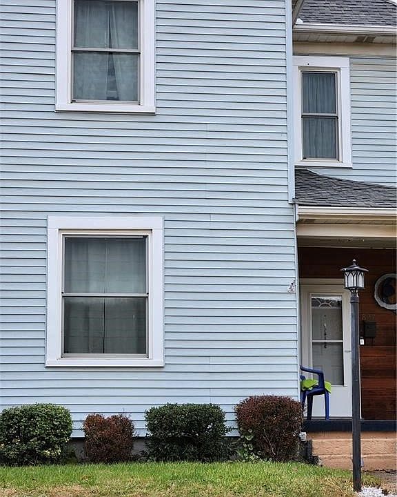 2nd image of 827 Phoenix Ave