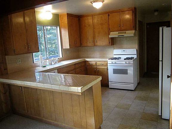 3rd image of 665 Robin Dr
