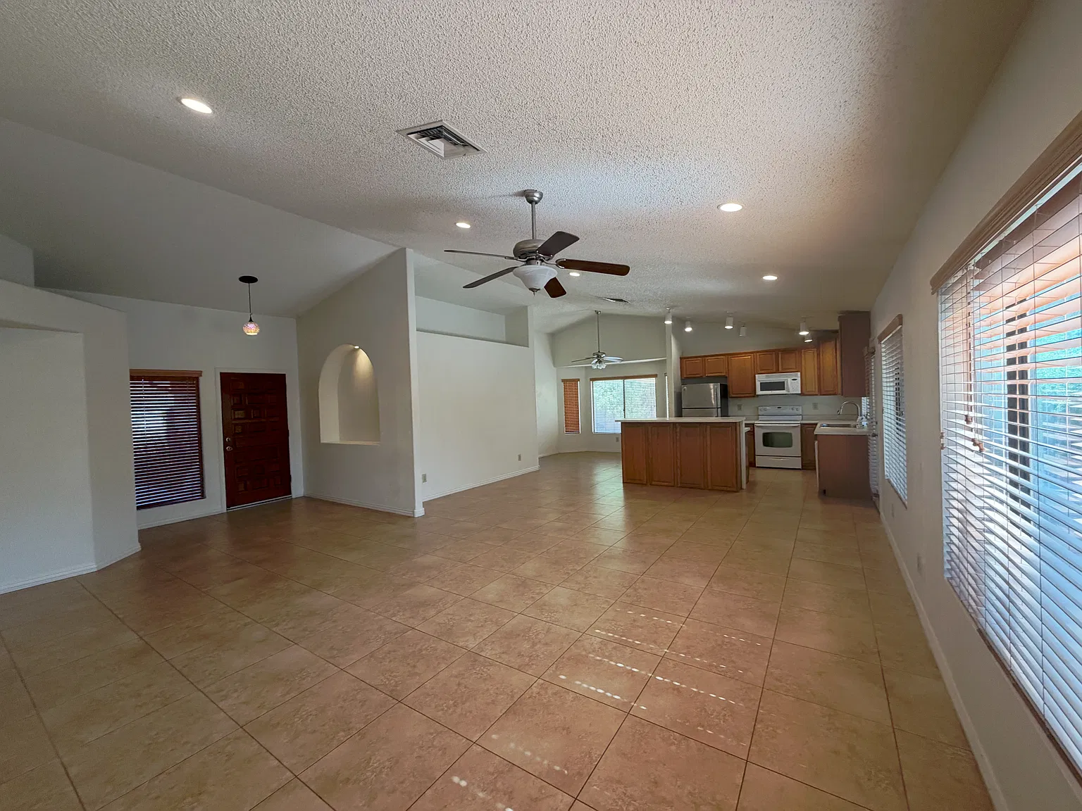 3 bed, 1604 sqft, $2,100 — Photo 2