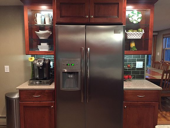Kitchen w/custom Cabinets
