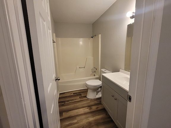 5th image of 105 Plaza Oaks Rd APT 11
