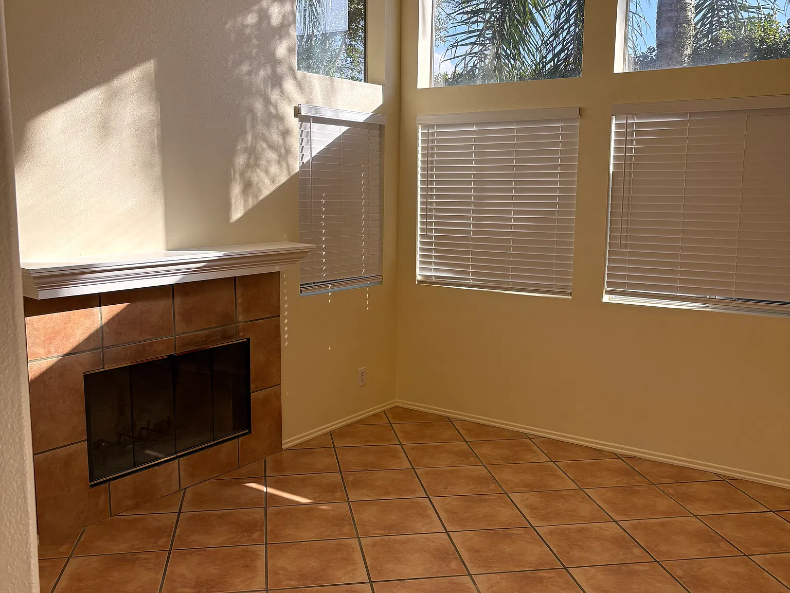 3 bed, 2.5 bath, 1631 sqft, $4,100 — Photo 3
